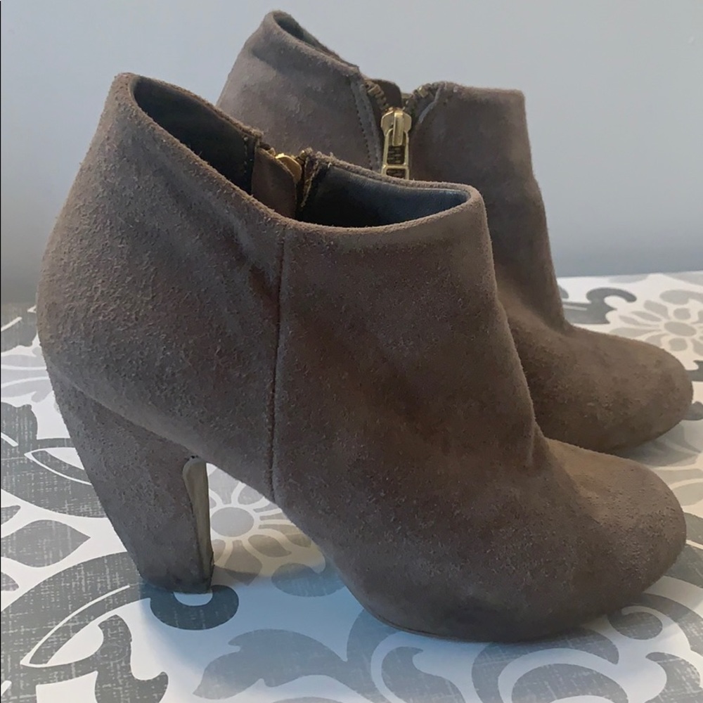 Steve Madden taupe suede booties